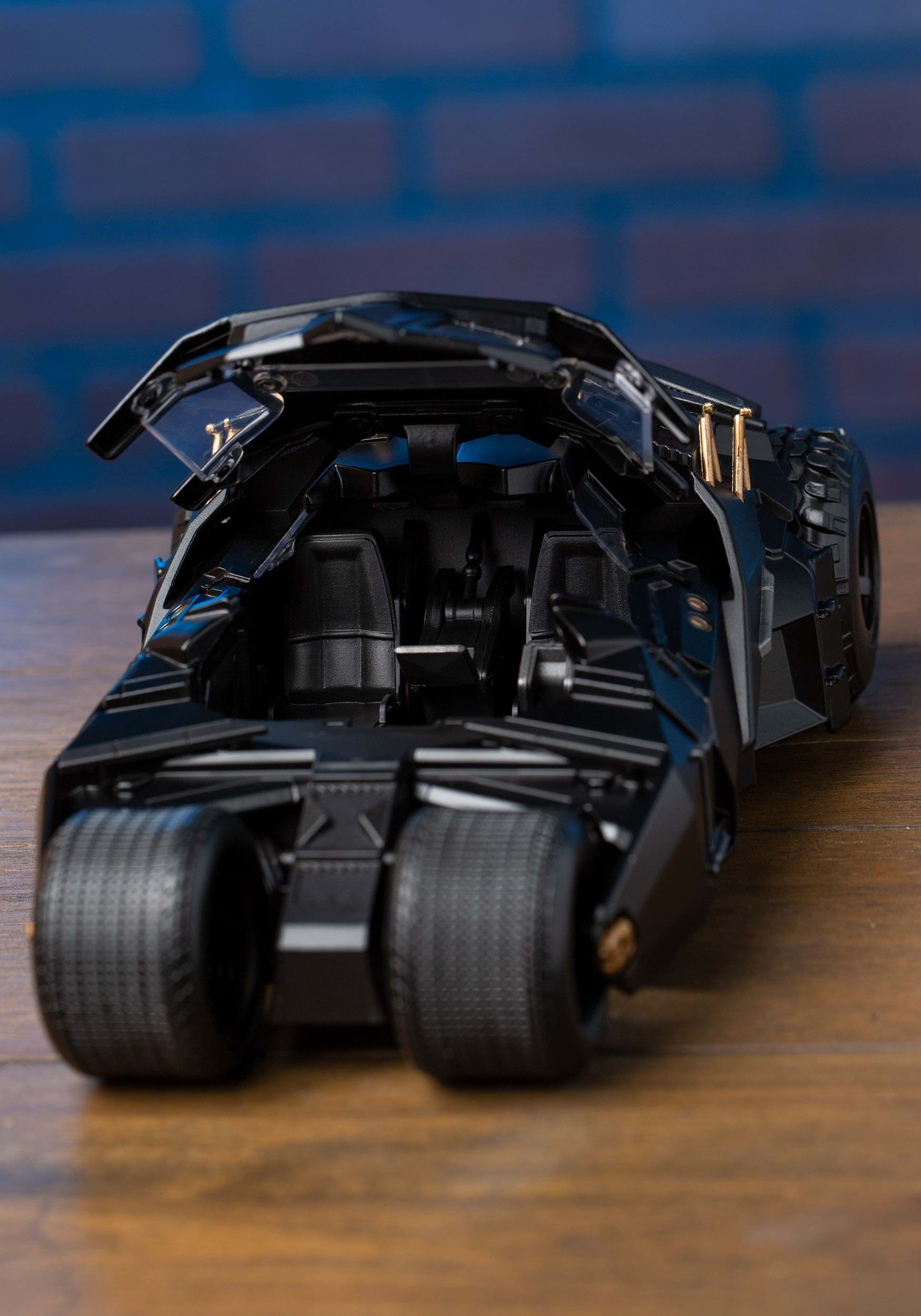 Batman Dark Knight Tumbler 1:24 Die Cast Car W/ Figure