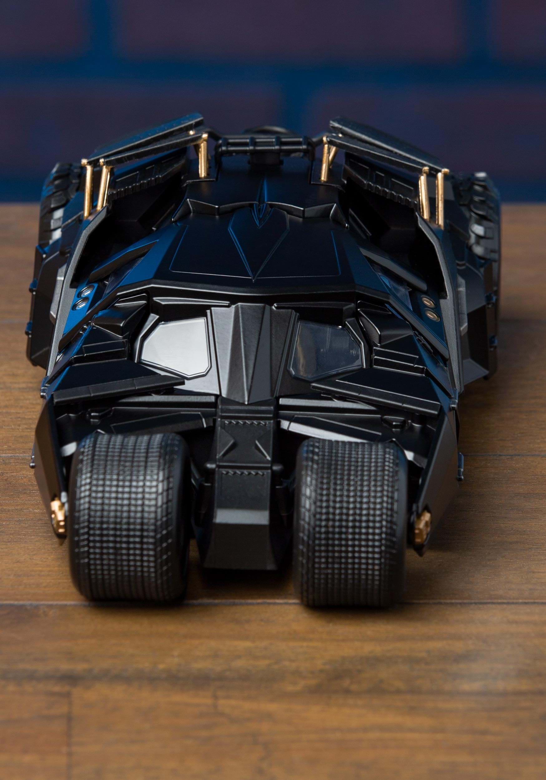 Batman Dark Knight Tumbler 1:24 Die Cast Car W/ Figure
