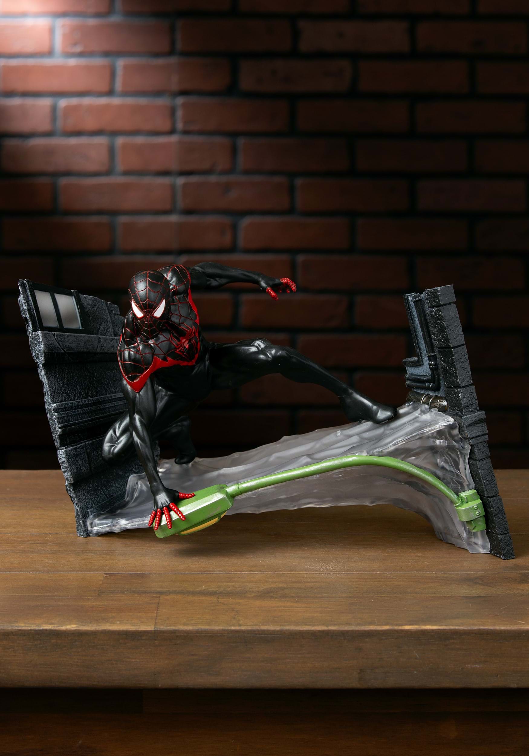 Diamond Select Toys Marvel Gallery Ultimate Spider-Man Miles Morales PVC Figure 