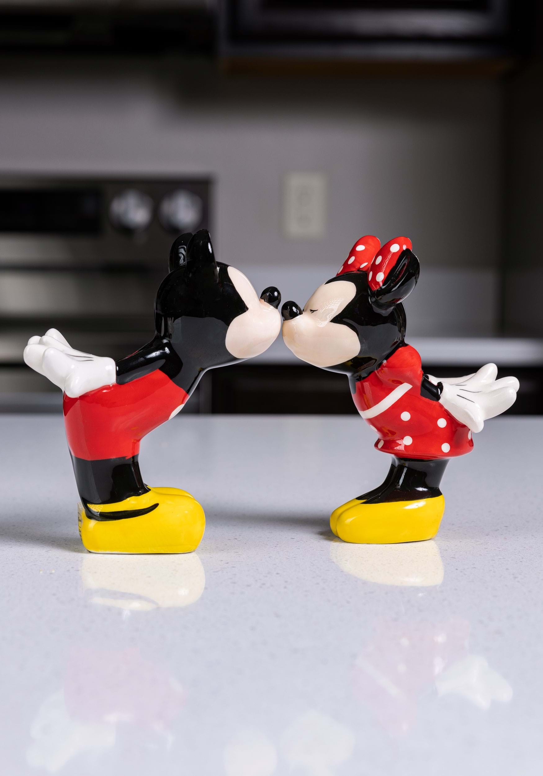 2 Pc Kissing Mickey & Minnie Salt & Pepper Shakers