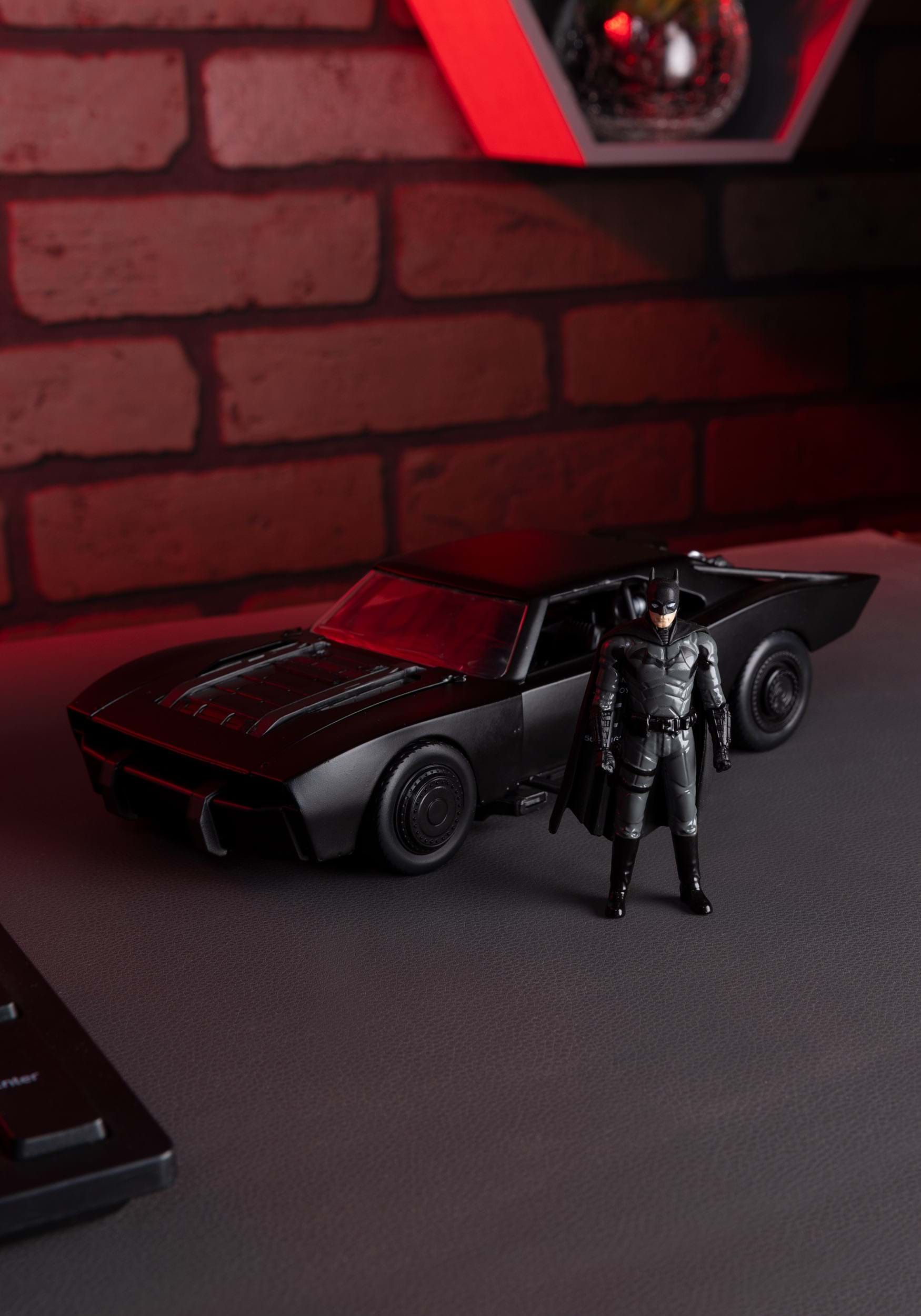 1:24 The Batman 2022 Batmobile with Batman Figure